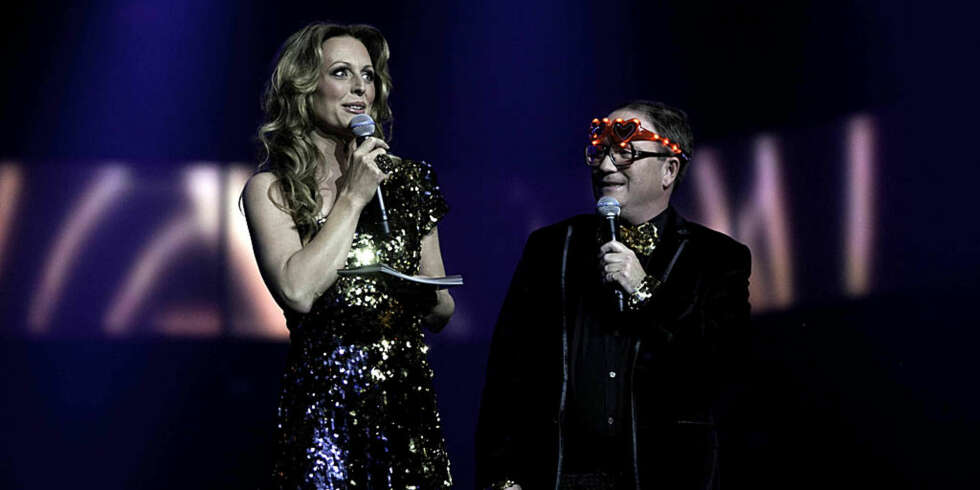 Marte Stokstad er tilbake på TV-skjermen, og følger Melodi Grand Prix sammen med Per Sundnes. Marte Stokstad er tilbake på TV-skjermen, og følger Melodi Grand Prix sammen med Per Sundnes.