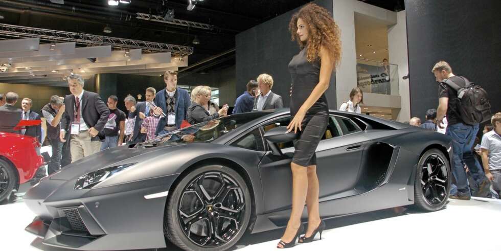 SMEKRE LINJER: Lamborghini Aventador er en skjønnhet. Men hvor skal fotografene fokusere? SMEKRE LINJER: Lamborghini Aventador er en skjønnhet. Men hvor skal fotografene fokusere?