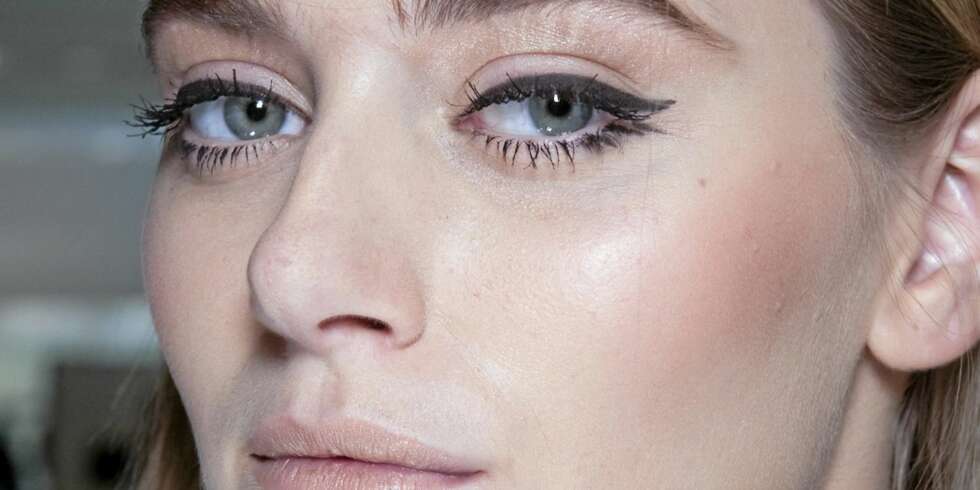 EYELINER: Makeupartistene på Gianfranco Ferre klarer det uten problem. Slik legger du perfekt eyeliner. EYELINER: Makeupartistene på Gianfranco Ferre klarer det uten problem. Slik legger du perfekt eyeliner.