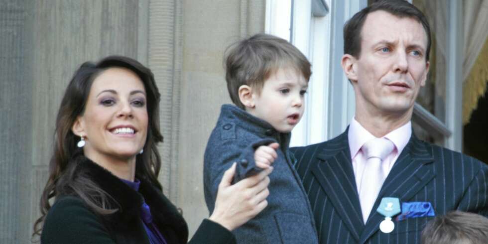 FAMILIEFORØKELSE: Prins Joachim og prinsesse Marie har gitt vesleprinsen Henrik en lillesøster. Her er familien under feiringen av dronning Margrethes 40-årsjubileum i uken som gikk. FAMILIEFORØKELSE: Prins Joachim og prinsesse Marie har gitt vesleprinsen Henrik en lillesøster. Her er familien under feiringen av dronning Margrethes 40-årsjubileum i uken som gikk.