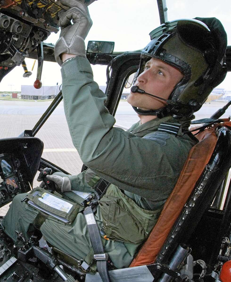 TØFF TYPE: Etter seks uker som redningspilot for Royal Air Force på britiske Falklandsøyene setter William kursen nordover - til Karbia for å møte sin kjære Kate. TØFF TYPE: Etter seks uker som redningspilot for Royal Air Force på britiske Falklandsøyene setter William kursen nordover - til Karbia for å møte sin kjære Kate.