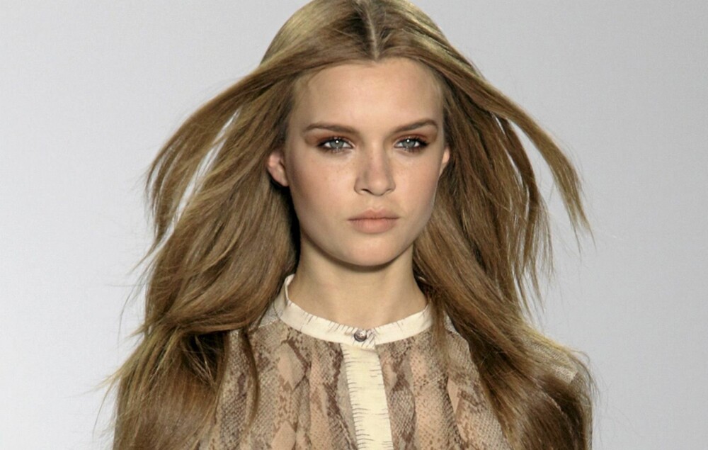 HÅR: Ta en hårkur i håret samme dag som festen, da får du glansfullt hår som varer hele kvelden. Foto: Fashionactive HÅR: Ta en hårkur i håret samme dag som festen, da får du glansfullt hår som varer hele kvelden. Foto: Fashionactive