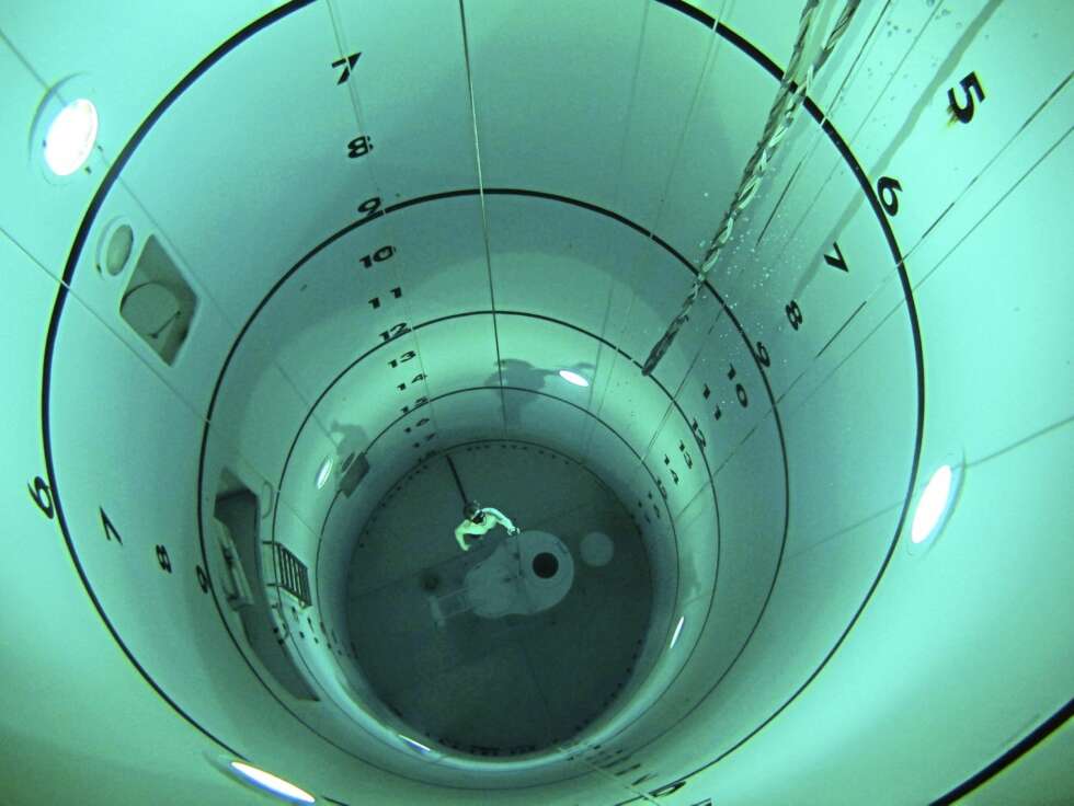Fridykking ned til bunnen av en 18 meter dyp tank hører med til grunnutdanningen. Fridykking ned til bunnen av en 18 meter dyp tank hører med til grunnutdanningen.