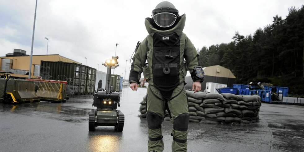 Aril er mannen som skal sikre Norge mot flere bombeangrep. Her er han i trening med bomberobot på Haakonsvern. Aril er mannen som skal sikre Norge mot flere bombeangrep. Her er han i trening med bomberobot på Haakonsvern.