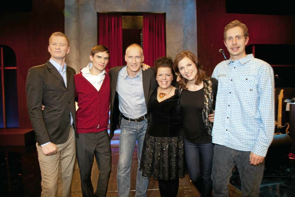 A-LAGET: «Torsdag kveld fra Nydalen»-gjengen. Her f.v. Odd Magnus Williamson, Henrik Thodesen, gjest Erik Thorstvedt, Else Kåss Furuseth, Guri Solberg og Morten Ramm. A-LAGET: «Torsdag kveld fra Nydalen»-gjengen. Her f.v. Odd Magnus Williamson, Henrik Thodesen, gjest Erik Thorstvedt, Else Kåss Furuseth, Guri Solberg og Morten Ramm.