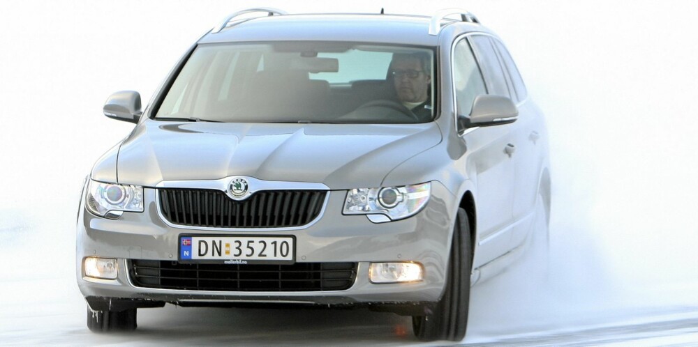 GJERRIG: Skoda Superb 1,4 TSI stv er en diger bil, men våre målinger viser at den bruker minst drivstoff blant de store familiebilene med bensinmotor. GJERRIG: Skoda Superb 1,4 TSI stv er en diger bil, men våre målinger viser at den bruker minst drivstoff blant de store familiebilene med bensinmotor.
