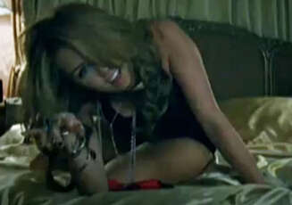 Også i låta "Who Owns My Heart" fremstår den tidligere så tekkelige Miley Cyrus som sexy og forførerisk. Også i låta "Who Owns My Heart" fremstår den tidligere så tekkelige Miley Cyrus som sexy og forførerisk.