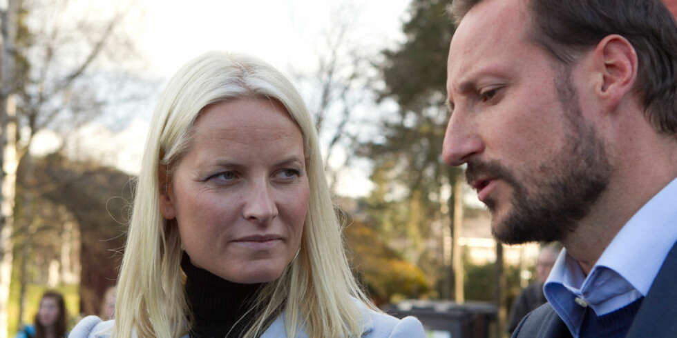 DRAMA FOR KRONPRINSPARET: Kronprinsesse Mette-Marit og kronprins Haakon fikk en mer spennende start på søndagen enn de hadde ventet, da flyet deres måtte evakueres. DRAMA FOR KRONPRINSPARET: Kronprinsesse Mette-Marit og kronprins Haakon fikk en mer spennende start på søndagen enn de hadde ventet, da flyet deres måtte evakueres.