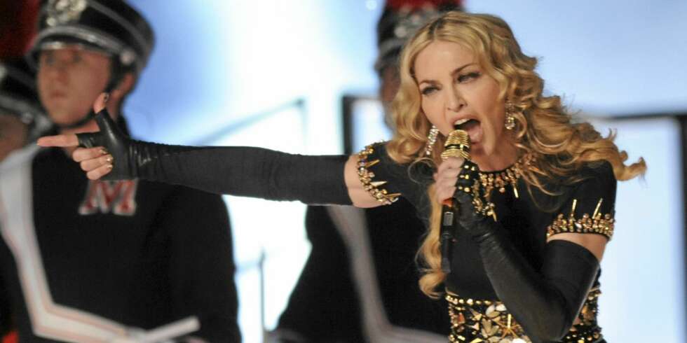 TURNÉ-KLAR: Madonna er klar for ny turné, i forbindelse med hennes nye album «MDNA», som trolig slippes 26. mars i år. Her opptrer hun under årets Super Bowl. TURNÉ-KLAR: Madonna er klar for ny turné, i forbindelse med hennes nye album «MDNA», som trolig slippes 26. mars i år. Her opptrer hun under årets Super Bowl.