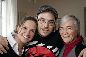 FELLES TAK: - Mamma og Helene har vært en utrolig støtte. De har vært der hele tiden for meg, sier Herman og tar et grepa tak rundt dem. FELLES TAK: - Mamma og Helene har vært en utrolig støtte. De har vært der hele tiden for meg, sier Herman og tar et grepa tak rundt dem.
