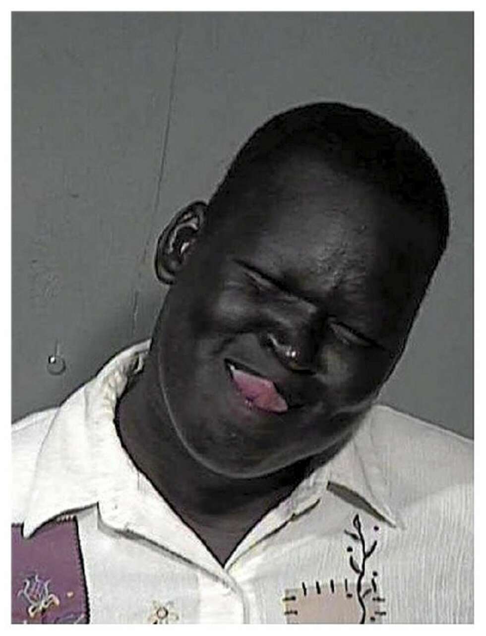 Denne karen ble arrestert for svindel, fikk sitt mugshot, men intet navn. Denne karen ble arrestert for svindel, fikk sitt mugshot, men intet navn.