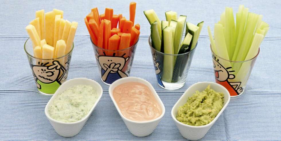 Oppkuttet grønt med dipp : tzatziki, syrlig yoghurtdipp og guacamole. Foto: Morten Brun, frukt.no Oppkuttet grønt med dipp : tzatziki, syrlig yoghurtdipp og guacamole. Foto: Morten Brun, frukt.no