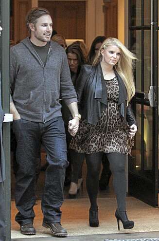 VIL VENTE: Både Jessica Simpson og forloveden Eric Johnson vil vente til etter fødselen med å gifte seg. VIL VENTE: Både Jessica Simpson og forloveden Eric Johnson vil vente til etter fødselen med å gifte seg.