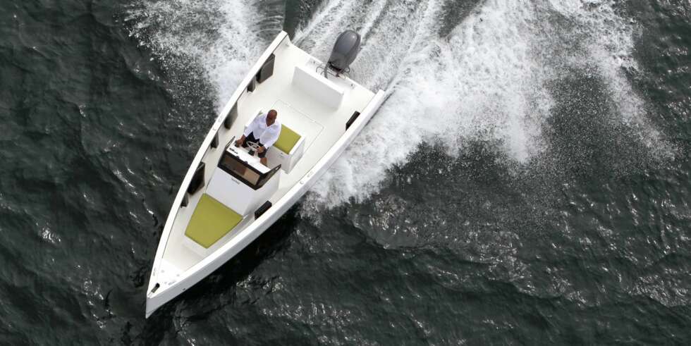 VEKT: Smarboat har droppet innerliner for å spare både plass og vekt. Det gjør at det blir god plass til å oppbevare de firkantede fenderne, som bare er å vippe over bord. VEKT: Smarboat har droppet innerliner for å spare både plass og vekt. Det gjør at det blir god plass til å oppbevare de firkantede fenderne, som bare er å vippe over bord.
