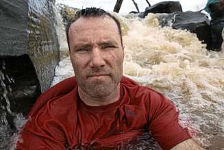 Johnny Haglund slet med å holde balansen i elven der jentene fisket. Det endte med flere ufrivillige bad i full påkledning. Johnny Haglund slet med å holde balansen i elven der jentene fisket. Det endte med flere ufrivillige bad i full påkledning.