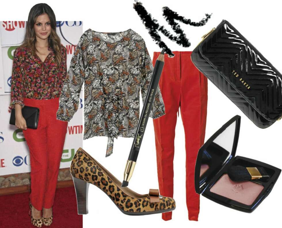 BUKSER OG BLUSE: Mønstret bluse fra Filippa K (kr 2000), pumps gra geox (kr 1100), kajal fra YSL Long Lasting Eye Pencil i fargen Velvet Black (kr 180), bukser fra By Malene Birger (kr 1599), rouge fra Lancôme Blush Subtil i fargen 02 Rose Sable (kr 360), veske fra Ted Baker/Asos.com (kr 550). BUKSER OG BLUSE: Mønstret bluse fra Filippa K (kr 2000), pumps gra geox (kr 1100), kajal fra YSL Long Lasting Eye Pencil i fargen Velvet Black (kr 180), bukser fra By Malene Birger (kr 1599), rouge fra Lancôme Blush Subtil i fargen 02 Rose Sable (kr 360), veske fra Ted Baker/Asos.com (kr 550).