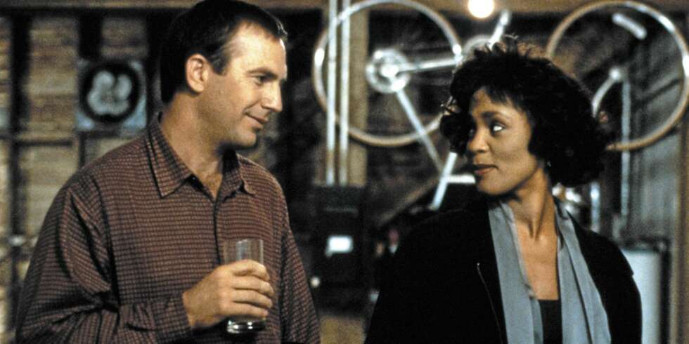 STORFILM: Kevin Costner og Whitney Houston storspilte i "The Bodyguard". STORFILM: Kevin Costner og Whitney Houston storspilte i "The Bodyguard".