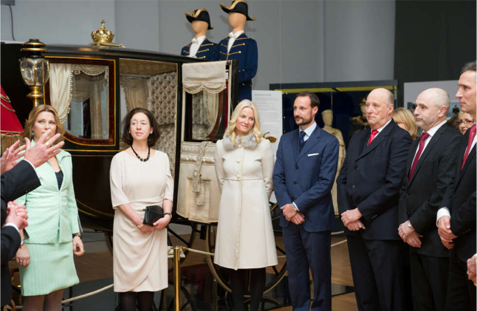 TYDELIG RØRT: Dronning Sonja og kronprinsesse Mette-Marit ble tydelig rørt da gaven fra det norske folk ble presentert av Jens Stoltenberg. TYDELIG RØRT: Dronning Sonja og kronprinsesse Mette-Marit ble tydelig rørt da gaven fra det norske folk ble presentert av Jens Stoltenberg.