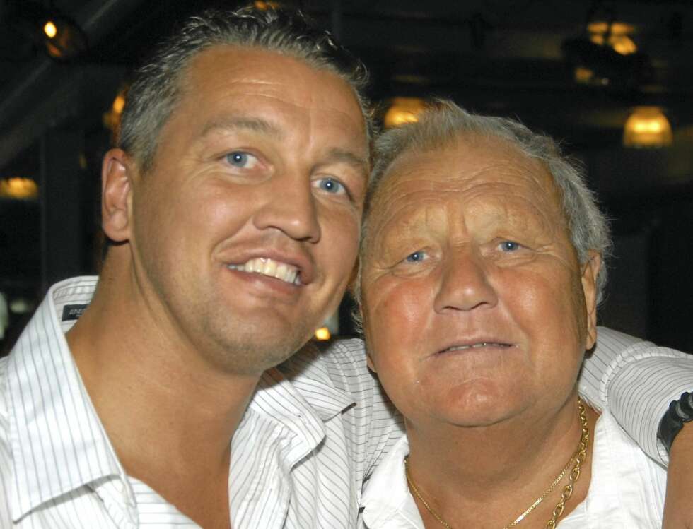 mistet pappa: Det ble et sterkt TV-øyeblikk da Ole Klemetsen under innspillingen av «Mesternes mester» i Spania i 2008 fikk vite at faren hans John var død mistet pappa: Det ble et sterkt TV-øyeblikk da Ole Klemetsen under innspillingen av «Mesternes mester» i Spania i 2008 fikk vite at faren hans John var død