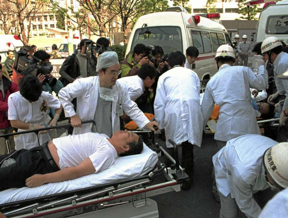 T-banepassasjerer i Tokyo blir fraktet bort på bårer etter det største nervegassangrepet til dommedagssekten Aum. T-banepassasjerer i Tokyo blir fraktet bort på bårer etter det største nervegassangrepet til dommedagssekten Aum.