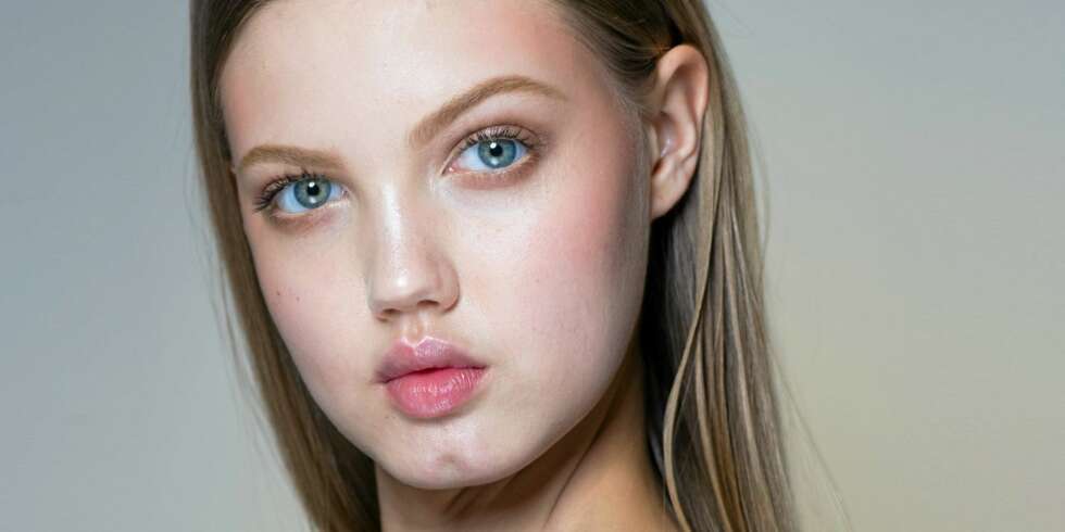 SMINKETIPS: Glød på null komma svisj med en liten highlighter i veska. Litt kremrouge gjør også susen for en fresh look. SMINKETIPS: Glød på null komma svisj med en liten highlighter i veska. Litt kremrouge gjør også susen for en fresh look.