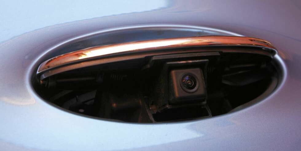GODT GJEMT: Ryggekameraet skjuler seg bak Hyundai-logoen. En smart løsning som gjør at det også fungerer etter turer på våre skitne vinterveier. GODT GJEMT: Ryggekameraet skjuler seg bak Hyundai-logoen. En smart løsning som gjør at det også fungerer etter turer på våre skitne vinterveier.