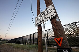 Gjerdet som strekker seg 560 kilometer langs grensen, er til tider hele 6,4 meter høyt og stikker 1,8 meter ned i bakken. Her går gjerdet gjennom et boligfelt i byen Eagle Pass i Texas. På andre siden ligger den meksikanske byen Piedras Negras. Gjerdet som strekker seg 560 kilometer langs grensen, er til tider hele 6,4 meter høyt og stikker 1,8 meter ned i bakken. Her går gjerdet gjennom et boligfelt i byen Eagle Pass i Texas. På andre siden ligger den meksikanske byen Piedras Negras.