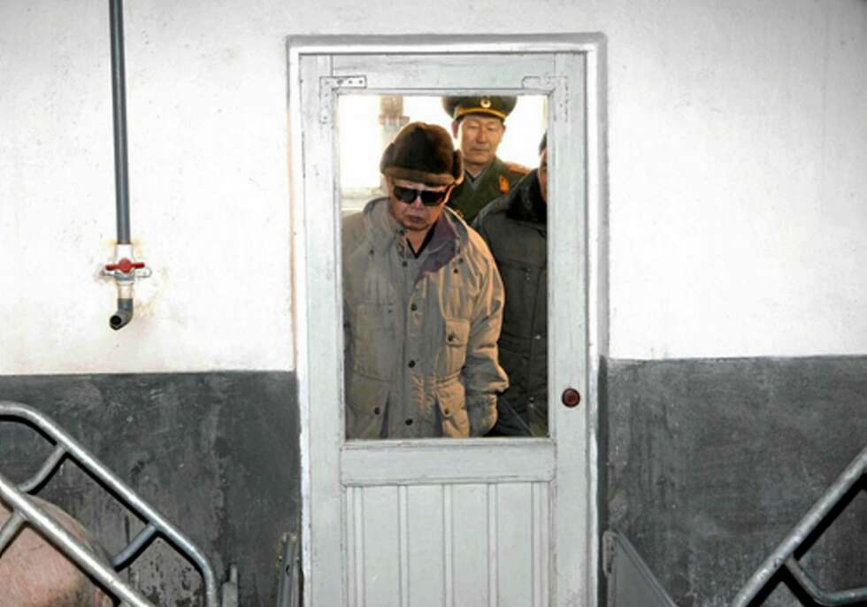 Kim Jung Il ser på en dør... Kim Jung Il ser på en dør...