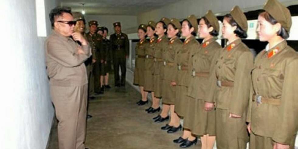 Kim Jung Il ser på ting Kim Jung Il ser på ting