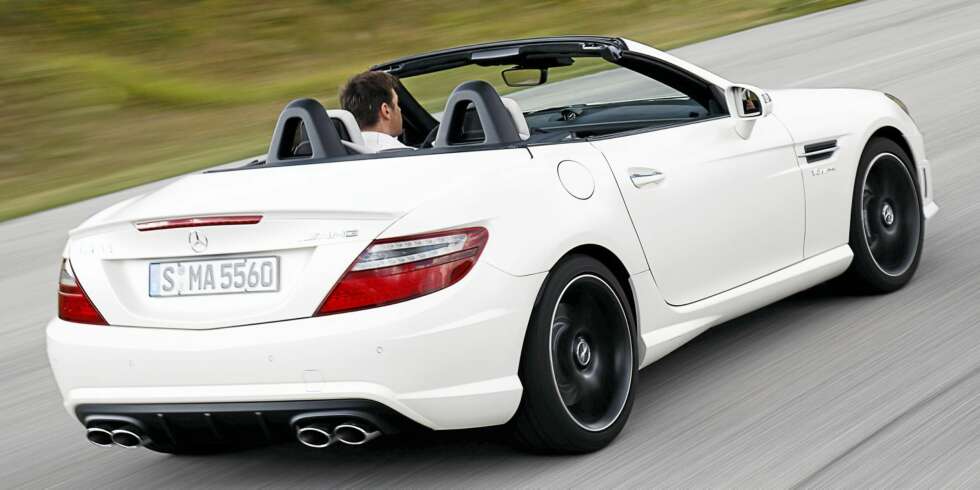 AMG: Fire fete eksosrør avslører at dette ikke er en helt vanlig SLK. AMG: Fire fete eksosrør avslører at dette ikke er en helt vanlig SLK.