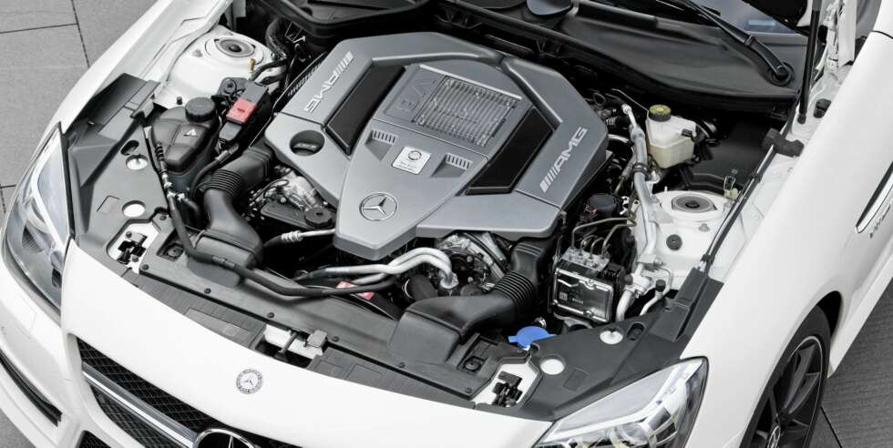 STENGER: SLK AMG har et system som slår av drivstofftilførselen til fire av bilens åtte sylindere (2, 3, 5 og 8) når bilen ikke trenger kraften til hele motoren. STENGER: SLK AMG har et system som slår av drivstofftilførselen til fire av bilens åtte sylindere (2, 3, 5 og 8) når bilen ikke trenger kraften til hele motoren.