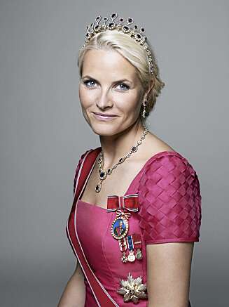 KONGELIG DESIGNER: Mette-Marit har lagt sin elsk på Nina Skarras aftenkjoler, og brukte Skarras design på de siste offisielle bildene, tatt av stjernefotograf Sølve Sundsbø. KONGELIG DESIGNER: Mette-Marit har lagt sin elsk på Nina Skarras aftenkjoler, og brukte Skarras design på de siste offisielle bildene, tatt av stjernefotograf Sølve Sundsbø.