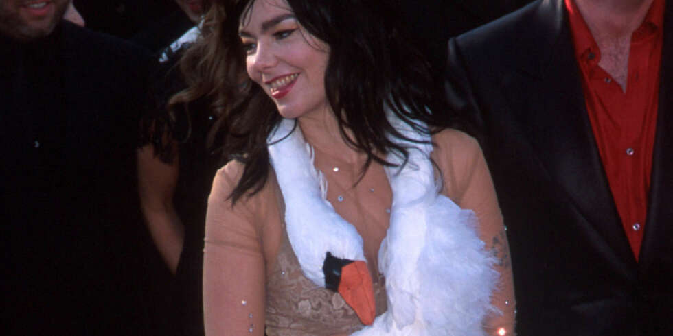 UFORGLEMMELIG: Hvem glemmer vel Björk sin svanekjole som hun hadde på seg på Oscar-utdelingen i 2001? UFORGLEMMELIG: Hvem glemmer vel Björk sin svanekjole som hun hadde på seg på Oscar-utdelingen i 2001?