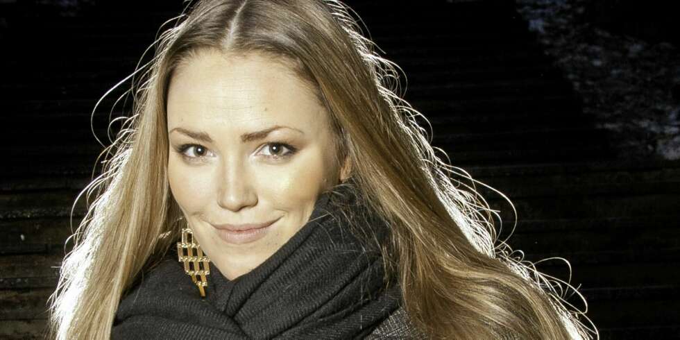 MYSTISK: Elvira Nikolaisen er ikke kjent for å dele privatlivet sitt, men røper en og annen hemmelighet til Her og Nå. MYSTISK: Elvira Nikolaisen er ikke kjent for å dele privatlivet sitt, men røper en og annen hemmelighet til Her og Nå.