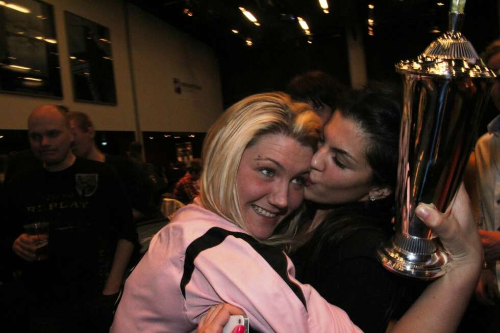 OSS JENTER IMELLOM: Aylar Lie gratulerer Lotte hjertligst med pokal og NM-tittel. OSS JENTER IMELLOM: Aylar Lie gratulerer Lotte hjertligst med pokal og NM-tittel.