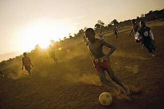 Det finnes en fotballklubb i Kibera, for unge gutter uten fotballsko. Hensikten er å holde dem unna stoff og kriminalitet. Det finnes en fotballklubb i Kibera, for unge gutter uten fotballsko. Hensikten er å holde dem unna stoff og kriminalitet.