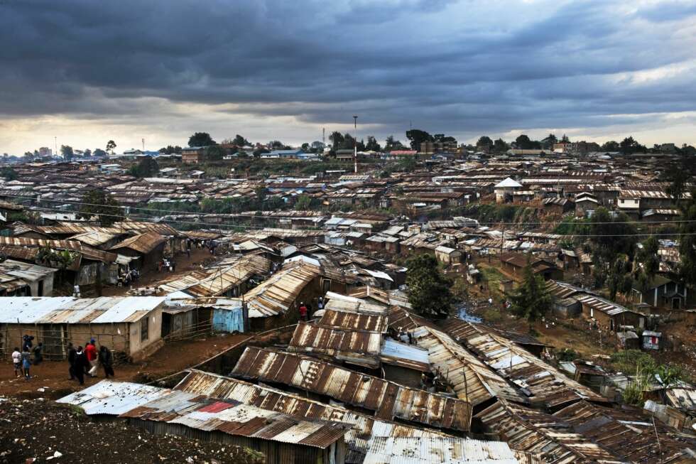 De kommer fra landsbygda og drømmer om et bedre liv i hovedstaden Nairobi, men blir sittende fast under trøstesløse forhold i slummen. De kommer fra landsbygda og drømmer om et bedre liv i hovedstaden Nairobi, men blir sittende fast under trøstesløse forhold i slummen.