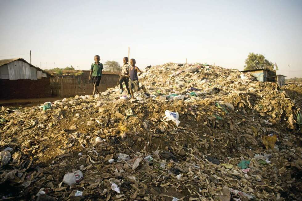 Barna i Kibera leker også ¿ på søppeldynga. Barna i Kibera leker også ¿ på søppeldynga.