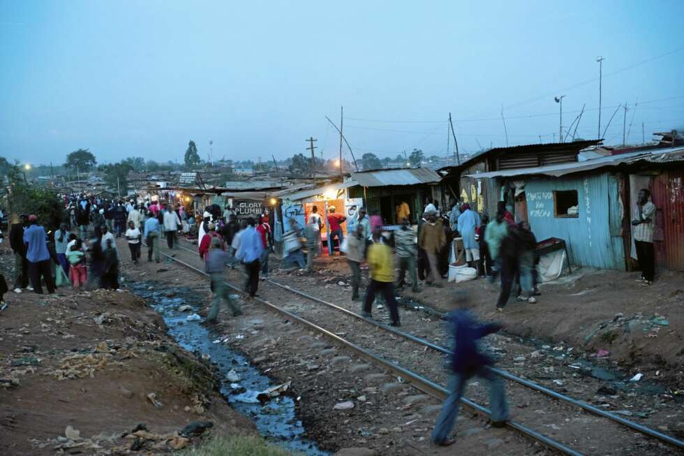 Når mørket faller på, ser det litt mindre jævlig ut i Kibera. Her finnes ikke veier og fortau, men her er en jernbane. Når mørket faller på, ser det litt mindre jævlig ut i Kibera. Her finnes ikke veier og fortau, men her er en jernbane.