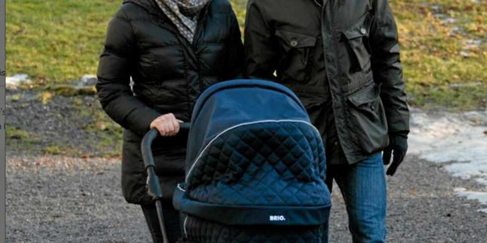 UT PÅ TUR: Aller første tur i parken for prinsesse Estelle, som fylte fem dager tirsdag. UT PÅ TUR: Aller første tur i parken for prinsesse Estelle, som fylte fem dager tirsdag.