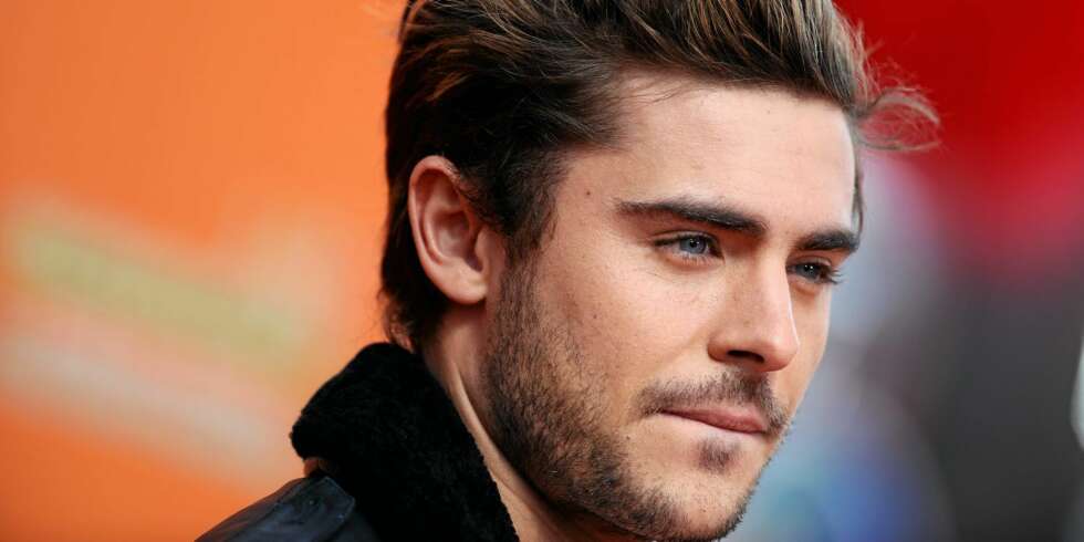 MISTET KONDOM: Zac Efron viste seg som en tilhenger av "safe sex" da han gravde litt bel dypt i lommene under premieren på sin nye film. MISTET KONDOM: Zac Efron viste seg som en tilhenger av "safe sex" da han gravde litt bel dypt i lommene under premieren på sin nye film.