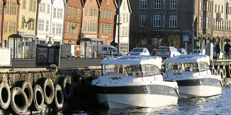 LANDEMERKE: Langs Bryggen i Bergen fikk ikke de to P80-ene ligge i fred. Folk var tydelig interessert i nyheten. LANDEMERKE: Langs Bryggen i Bergen fikk ikke de to P80-ene ligge i fred. Folk var tydelig interessert i nyheten.
