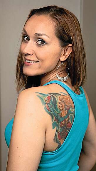 SUPERWOMAN: Elisabeth har fått tatovert skulderen av Tommy, som også er med i «Til toppen av Norge». SUPERWOMAN: Elisabeth har fått tatovert skulderen av Tommy, som også er med i «Til toppen av Norge».
