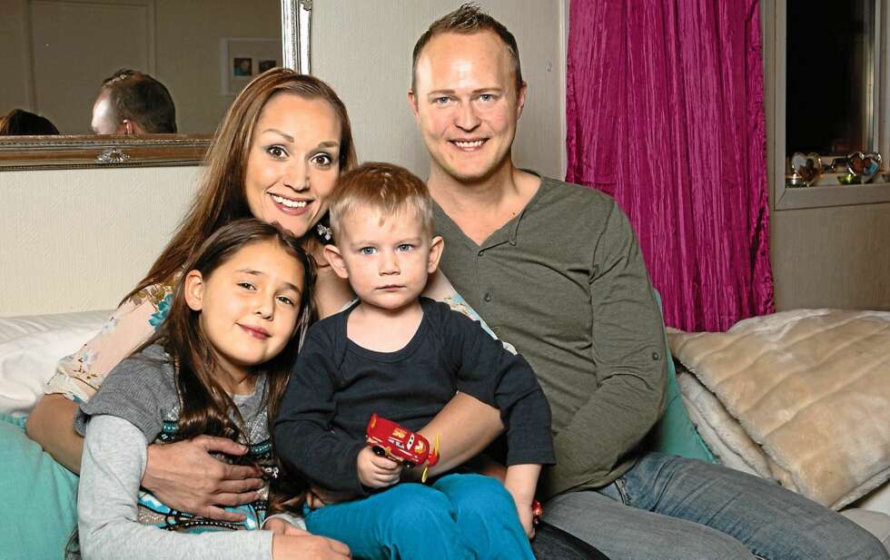 STOLT FAMILIE: Fredrik og Elisabeth sammen med de yngste barna Gabriel og Jasmine. STOLT FAMILIE: Fredrik og Elisabeth sammen med de yngste barna Gabriel og Jasmine.