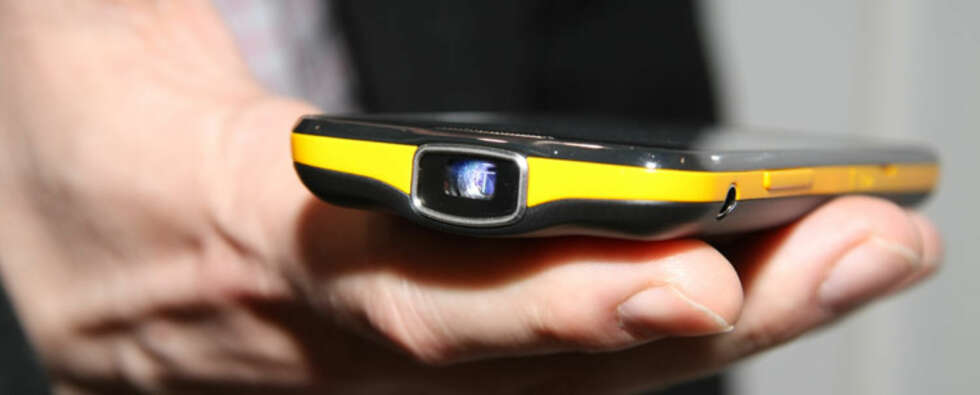 PROJEKTORMOBIL: Samsung Galaxy Beam har en projektorlampe på toppen av telefonen, og kan vise bilder og video rett på veggen. PROJEKTORMOBIL: Samsung Galaxy Beam har en projektorlampe på toppen av telefonen, og kan vise bilder og video rett på veggen.