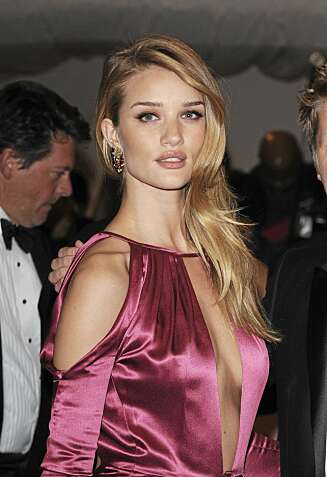 SKJØNNHETSTIPS: Rosie Huntington-Whiteley har flere tips til deg som vil kopiere looken hennes. SKJØNNHETSTIPS: Rosie Huntington-Whiteley har flere tips til deg som vil kopiere looken hennes.
