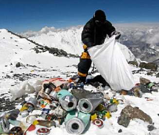 Sherpaer tar et raid hvert år og plukker søppel opp fjellsidene på Mount Everest. Sherpaer tar et raid hvert år og plukker søppel opp fjellsidene på Mount Everest.