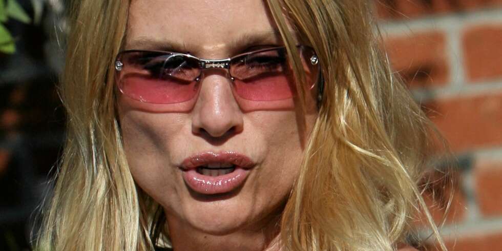 KRAVSTOR: Nicolette Sheridan krever 50 millioner for tapt arbeidsfortjeneste og tort og svie av "Frustrerte Fruer"-skaperen Marc Cherry. KRAVSTOR: Nicolette Sheridan krever 50 millioner for tapt arbeidsfortjeneste og tort og svie av "Frustrerte Fruer"-skaperen Marc Cherry.
