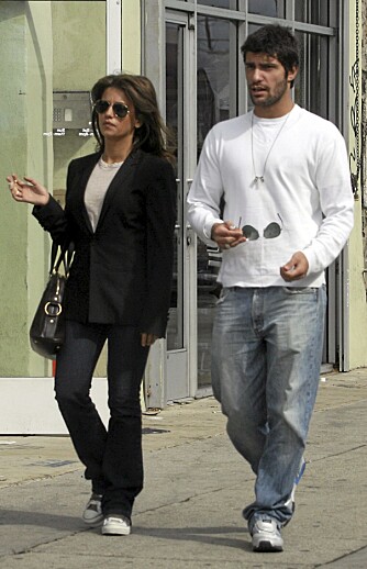 Penèlope Cruz passer godt på familien. Her er søster Monica og lillebror Eduardo på shoppingtur i Los Angeles. Penèlope Cruz passer godt på familien. Her er søster Monica og lillebror Eduardo på shoppingtur i Los Angeles.