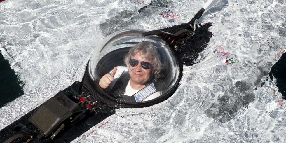 Ubåten manøvreres omtrent som et fly. Terjes instruktør er da også en tidligere jagerpilot. Her fra øving på Guadeloupe. Ubåten manøvreres omtrent som et fly. Terjes instruktør er da også en tidligere jagerpilot. Her fra øving på Guadeloupe.